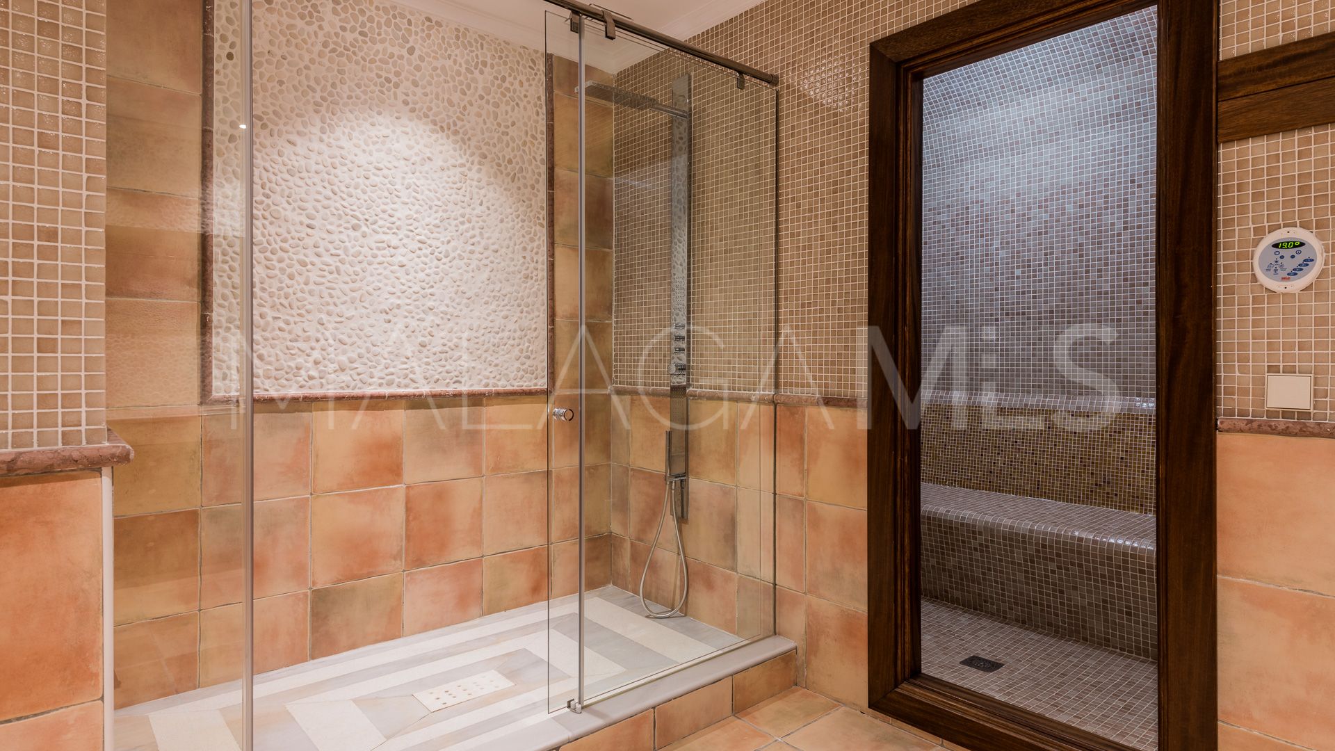 Villa for sale in Benahavis with 5 bedrooms