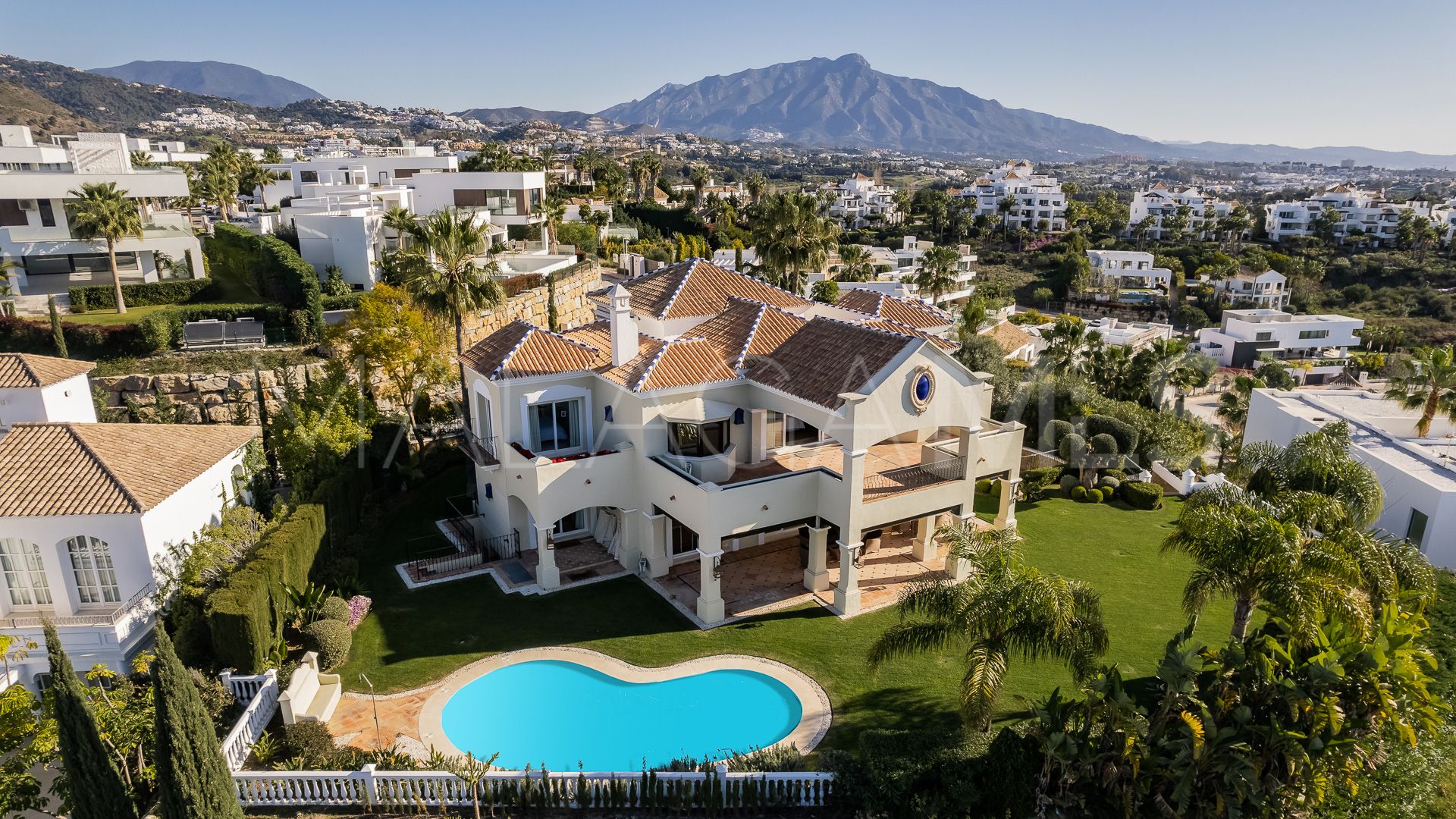 Villa for sale in Benahavis with 5 bedrooms