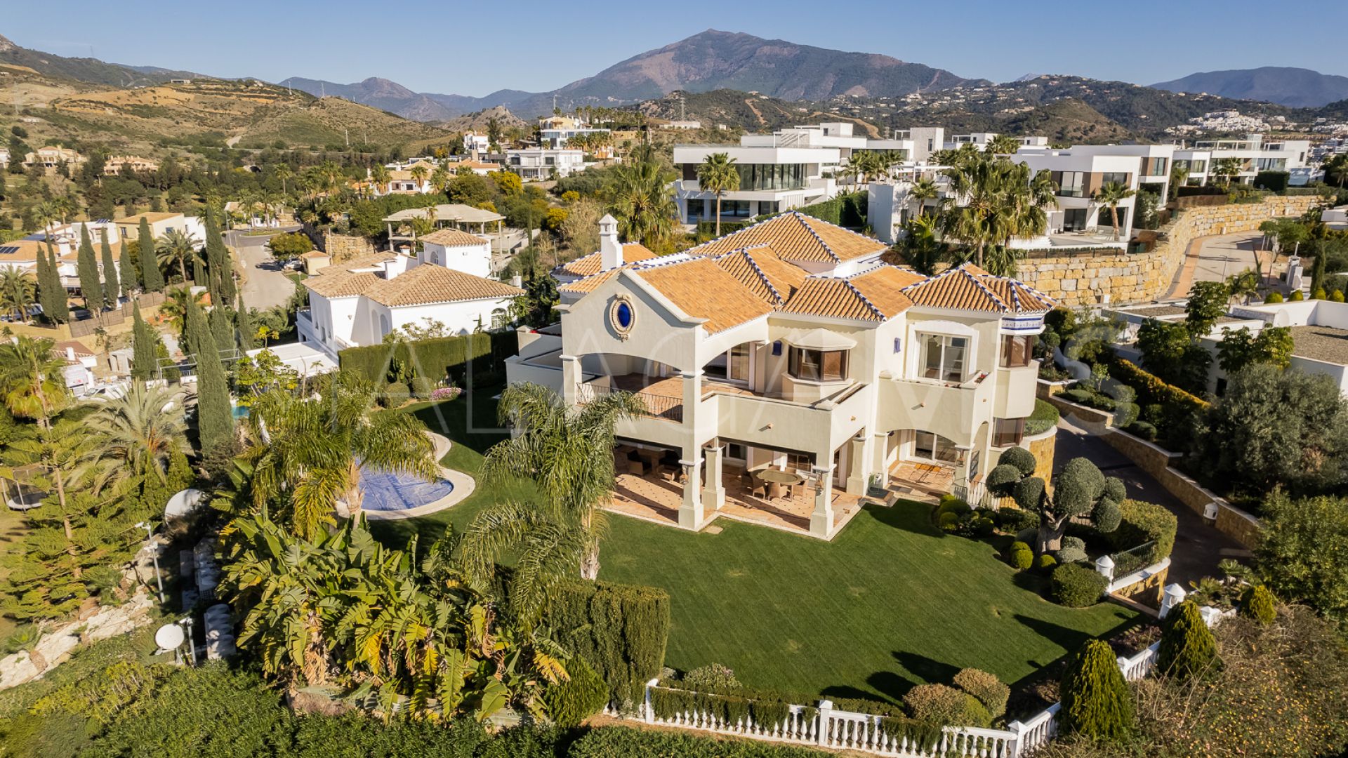 Villa for sale in Benahavis with 5 bedrooms