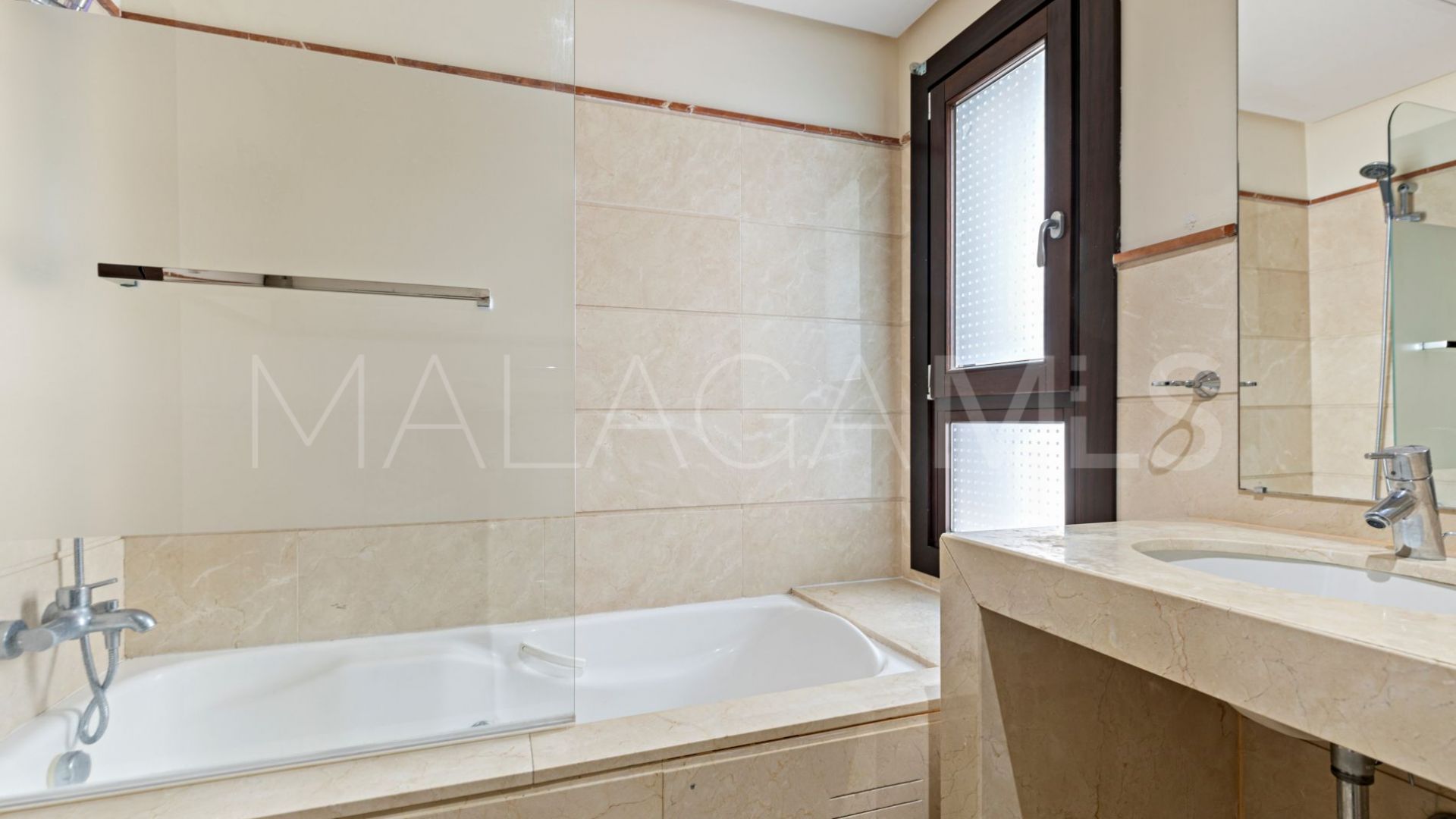 Buy adosado in El Casar with 4 bedrooms