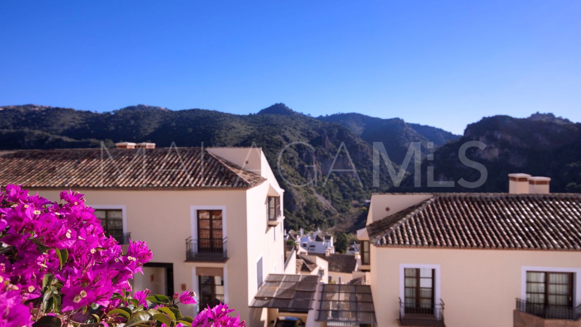 Buy adosado in El Casar with 4 bedrooms