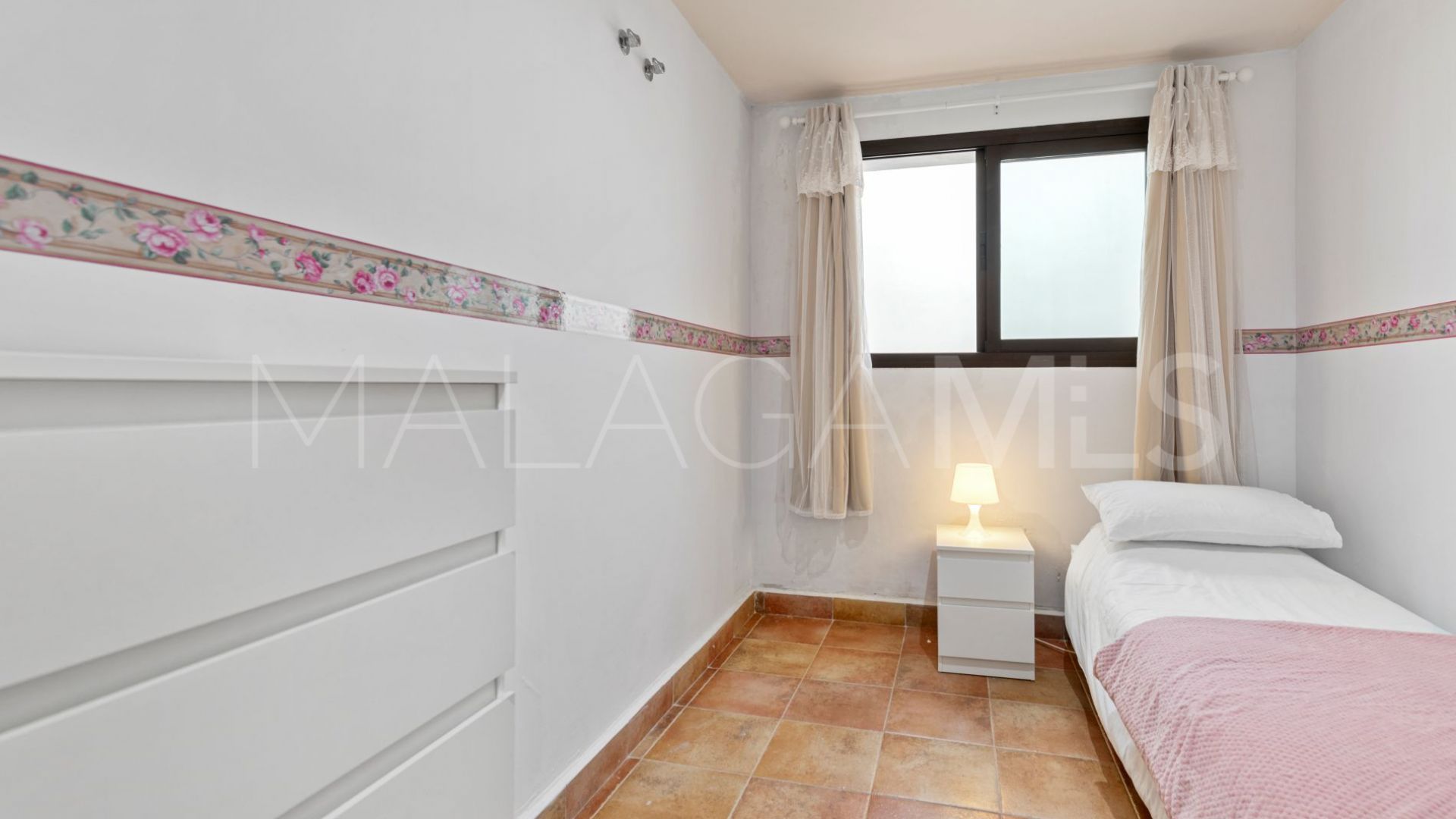 Buy adosado in El Casar with 4 bedrooms