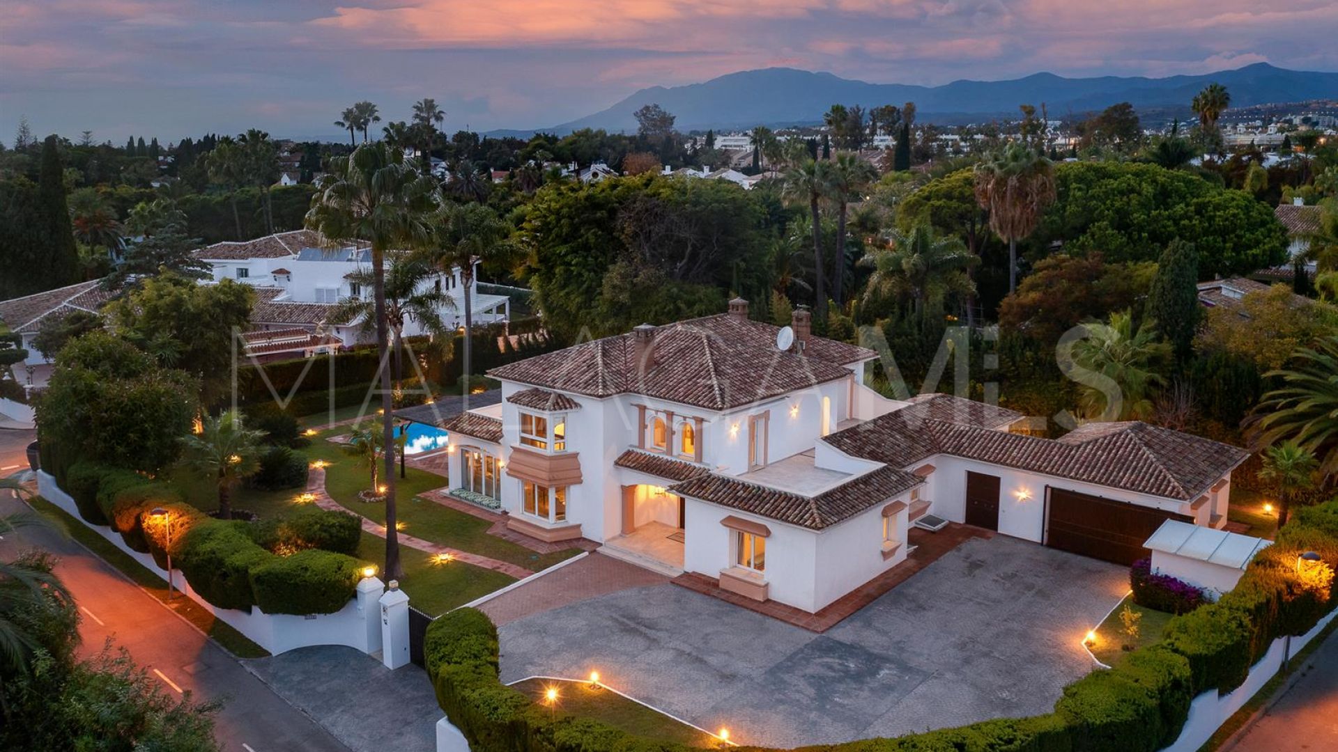 Villa for sale in Guadalmina Baja