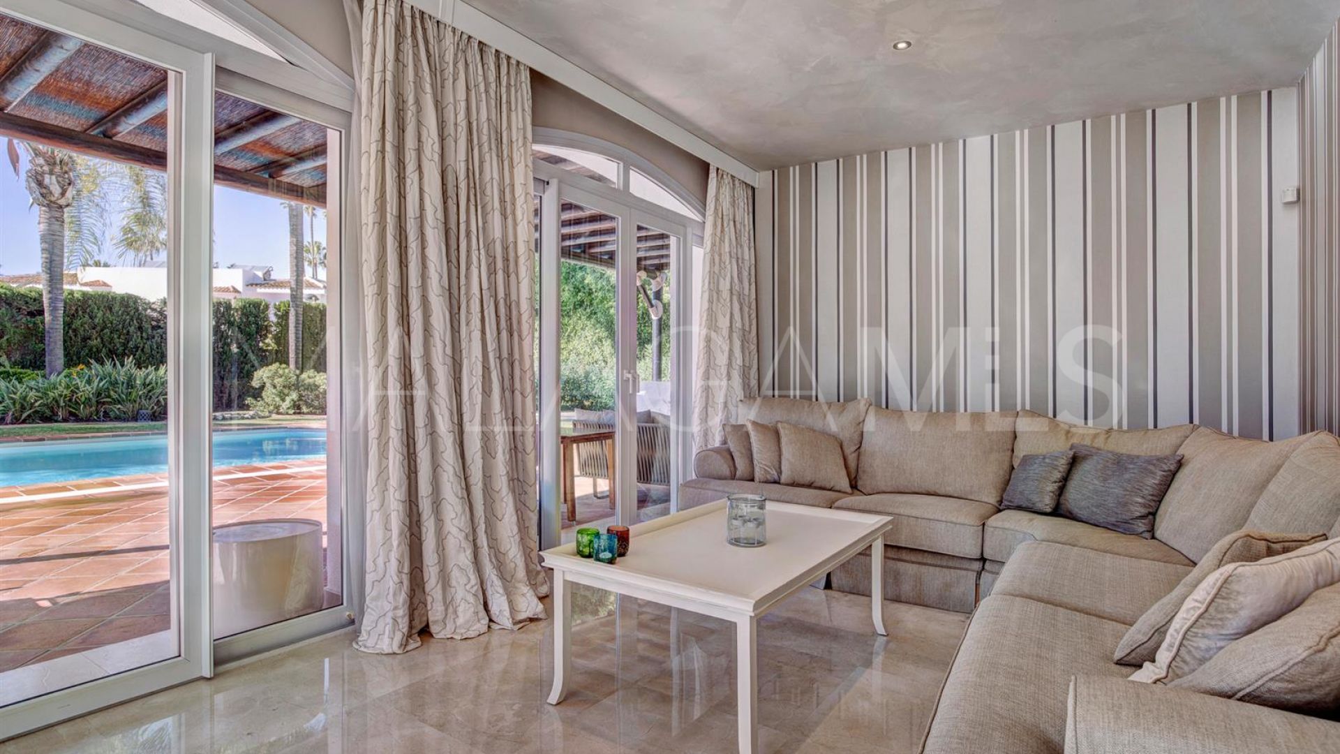 Villa for sale in Guadalmina Baja