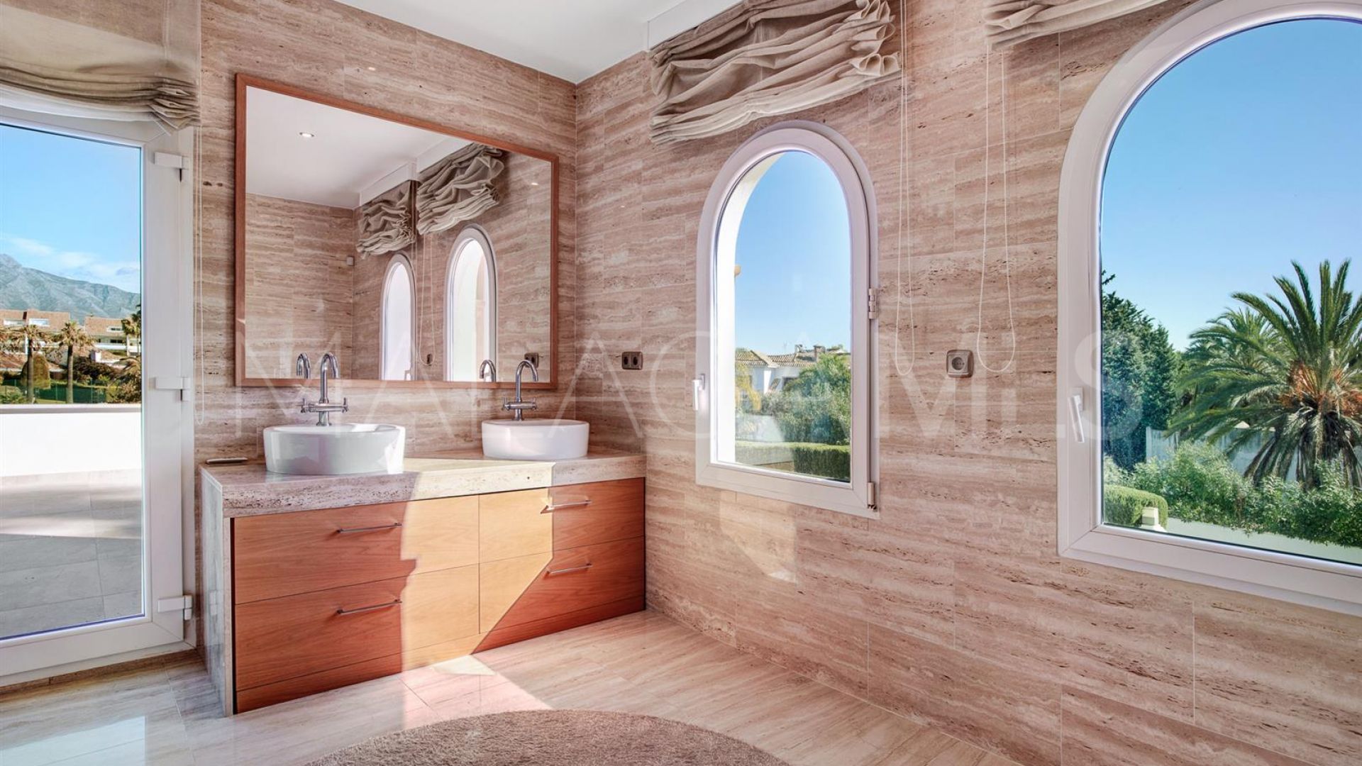 Villa for sale in Guadalmina Baja