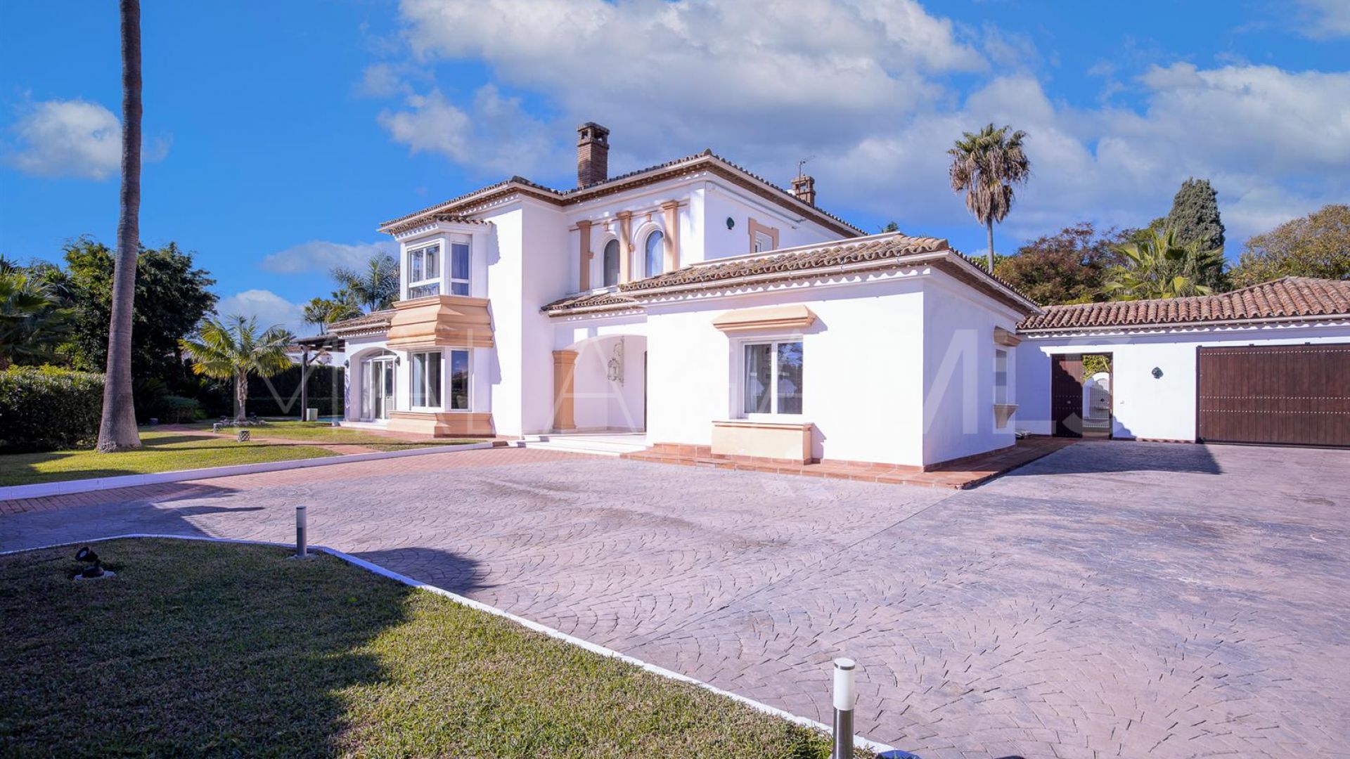 Villa for sale in Guadalmina Baja
