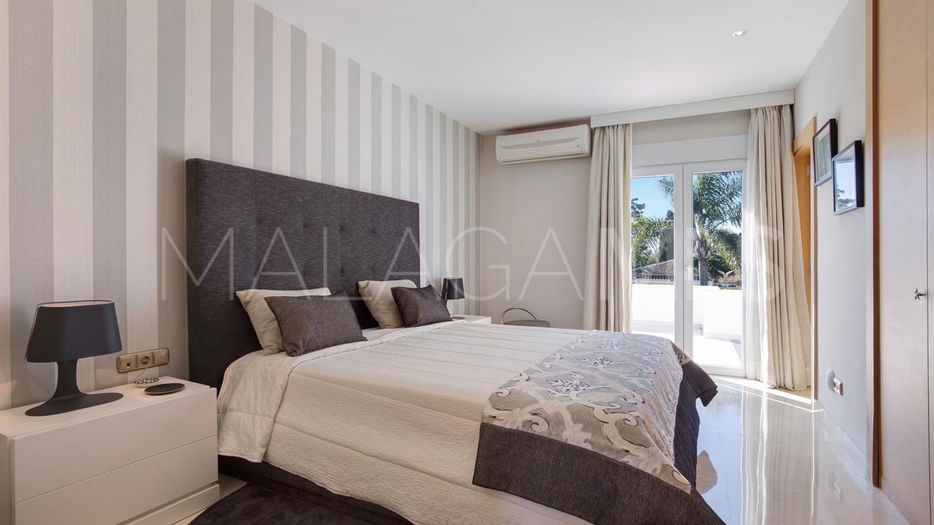 Villa for sale in Guadalmina Baja