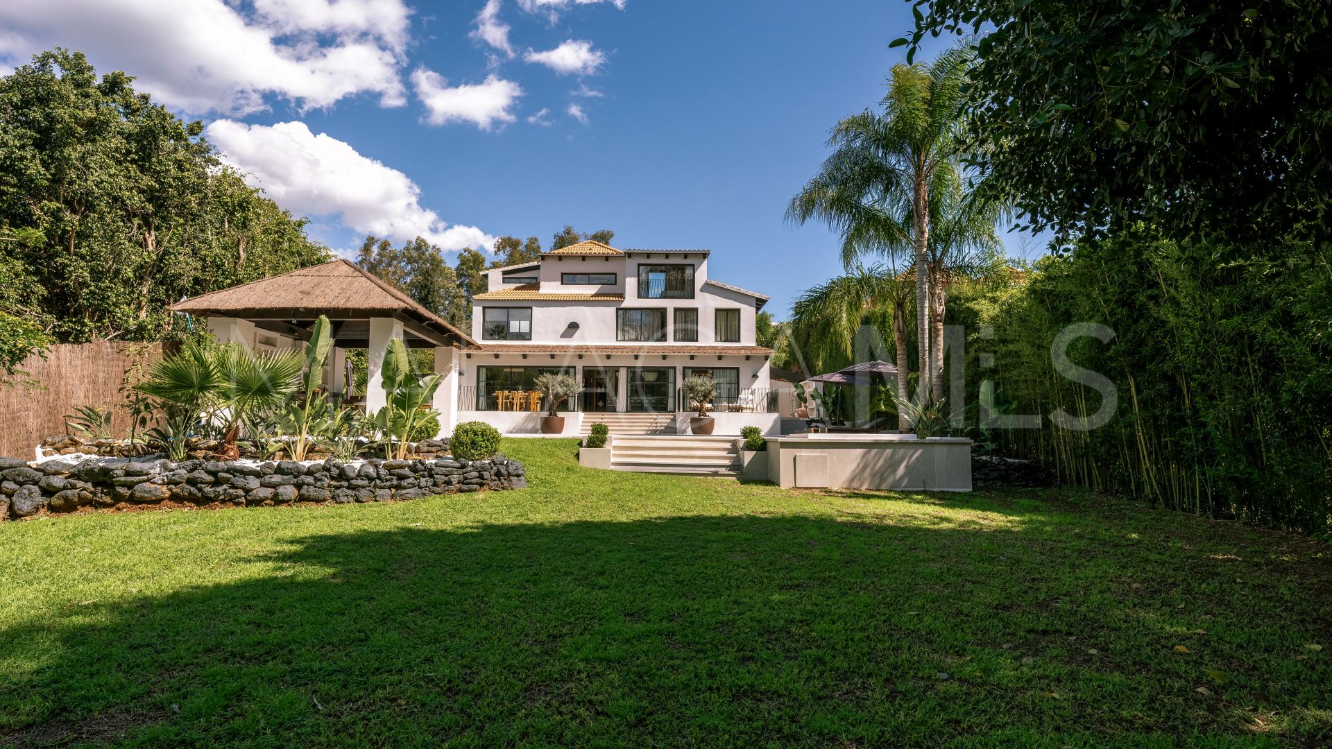 Villa for sale in Nueva Andalucia