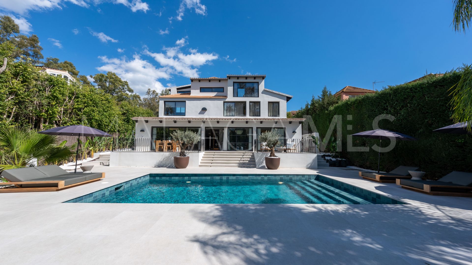 Villa for sale in Nueva Andalucia