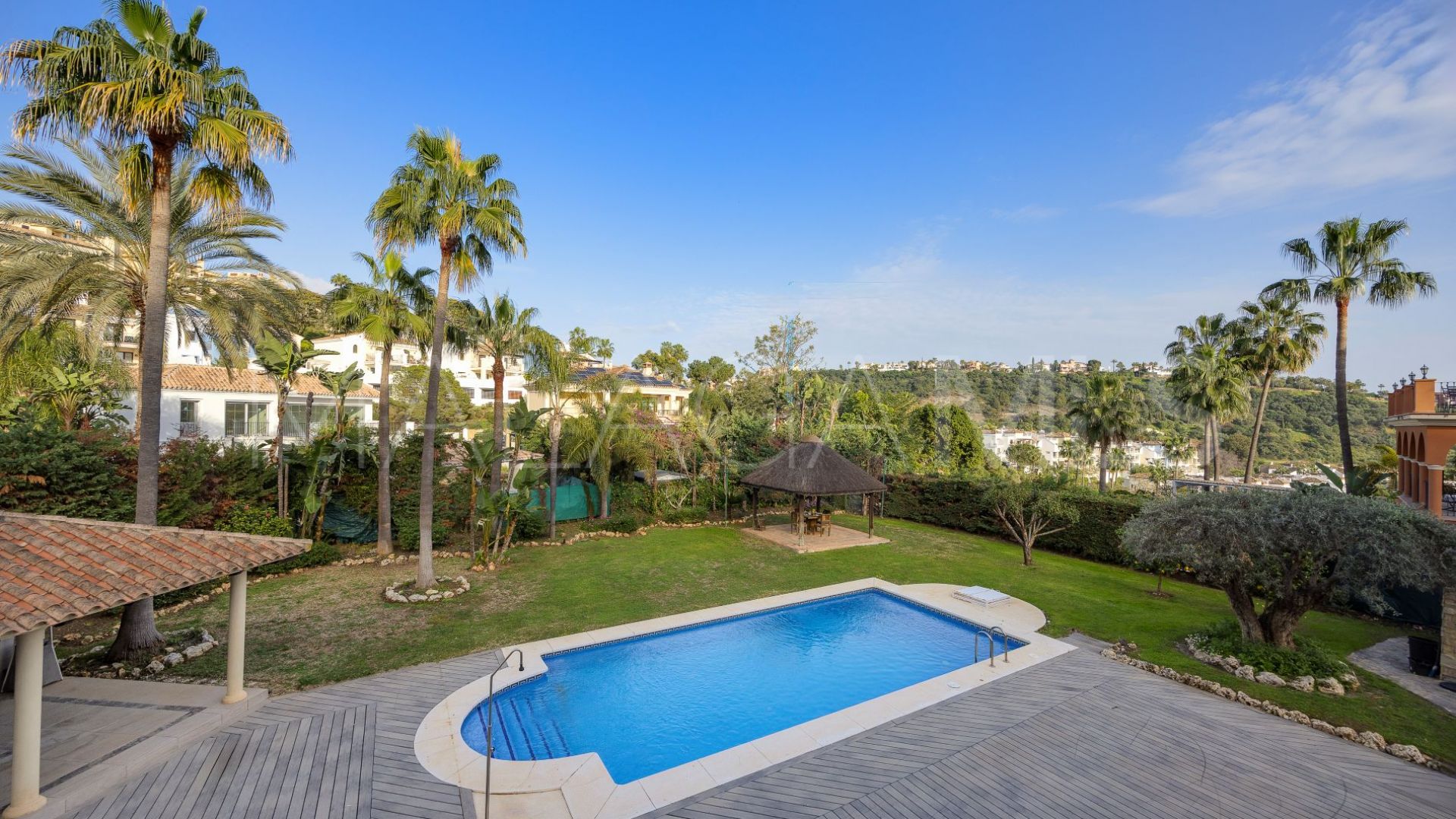 Buy villa in Los Arqueros with 6 bedrooms