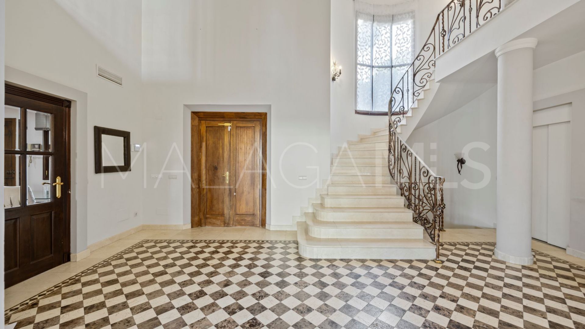 Buy villa in Los Arqueros with 6 bedrooms