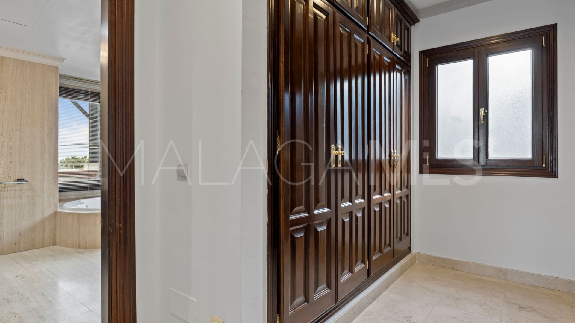 Buy villa in Los Arqueros with 6 bedrooms