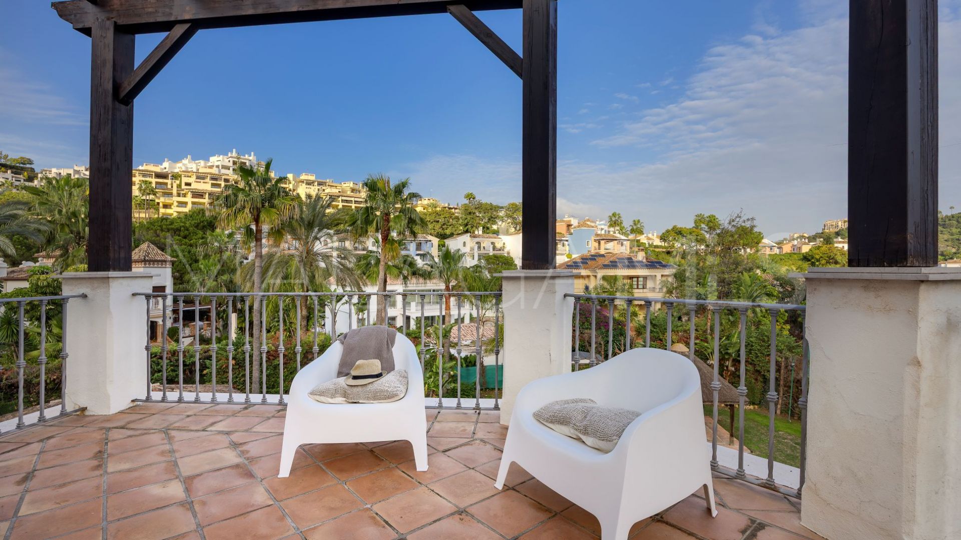 Buy villa in Los Arqueros with 6 bedrooms