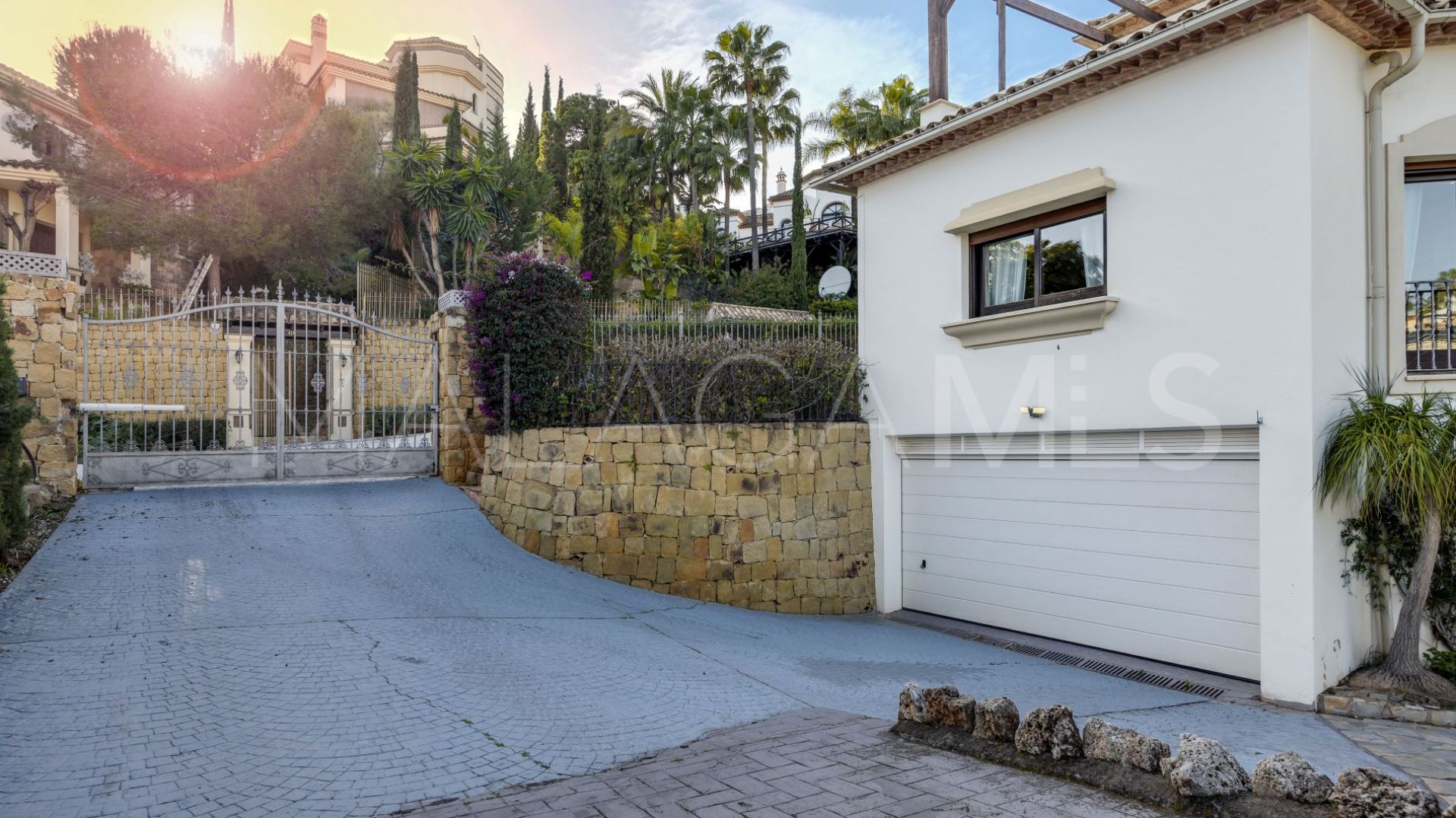 Buy villa in Los Arqueros with 6 bedrooms