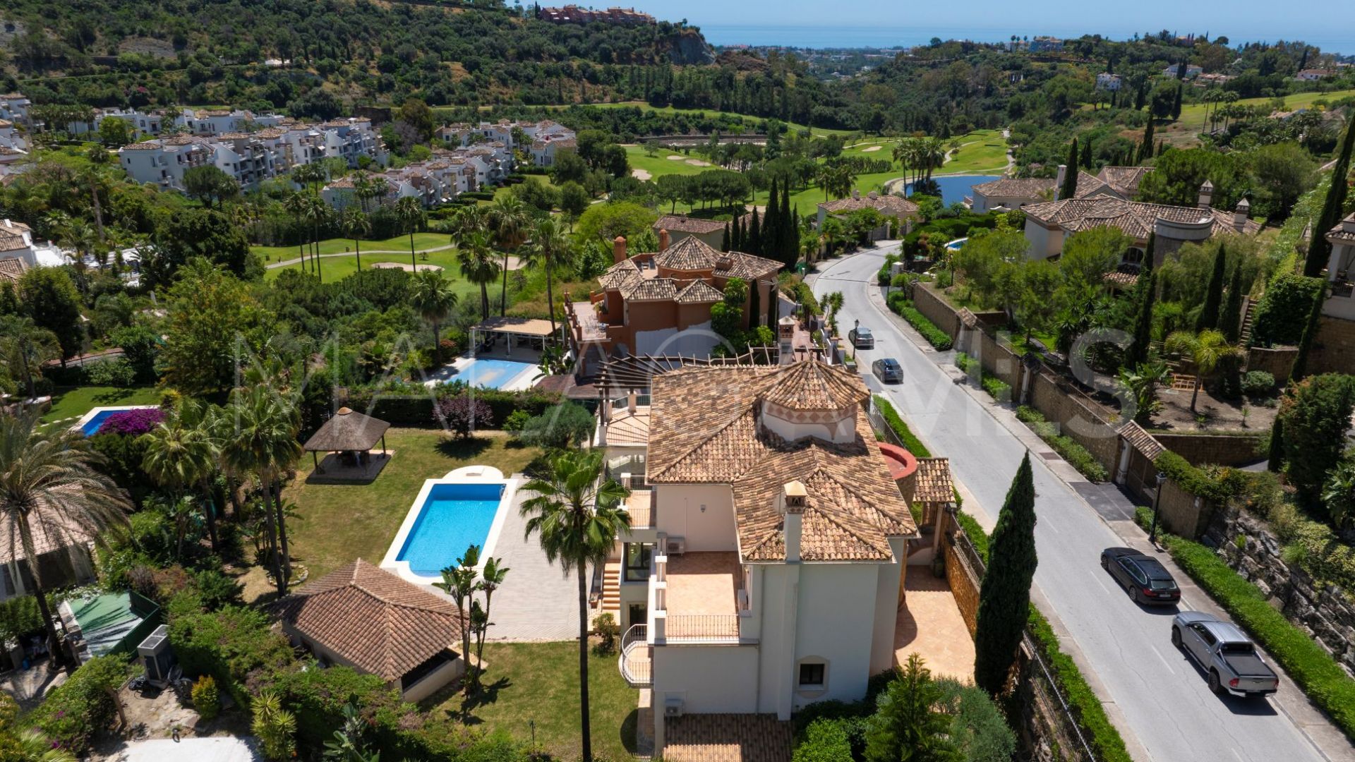 Buy villa in Los Arqueros with 6 bedrooms