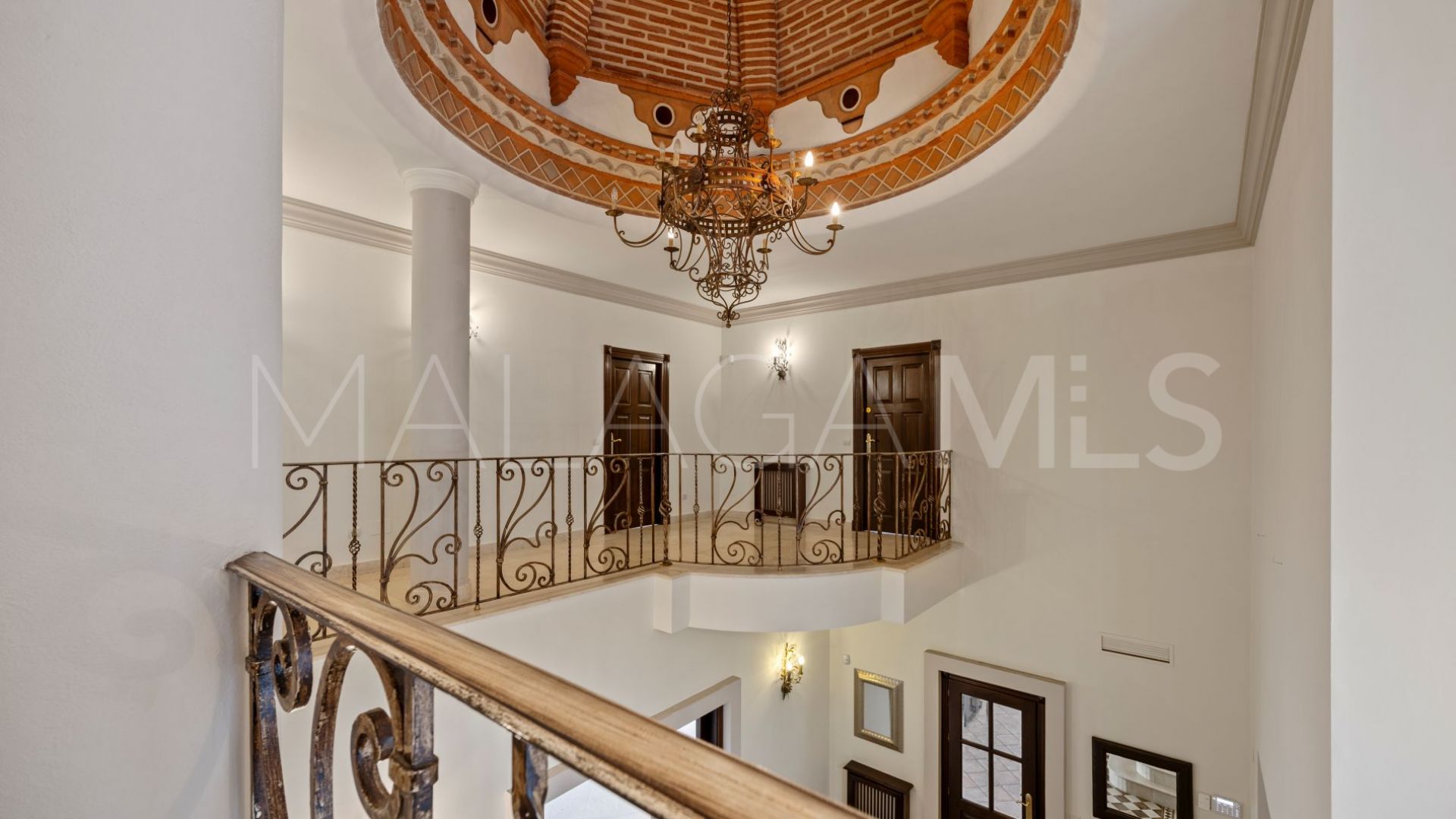 Buy villa in Los Arqueros with 6 bedrooms