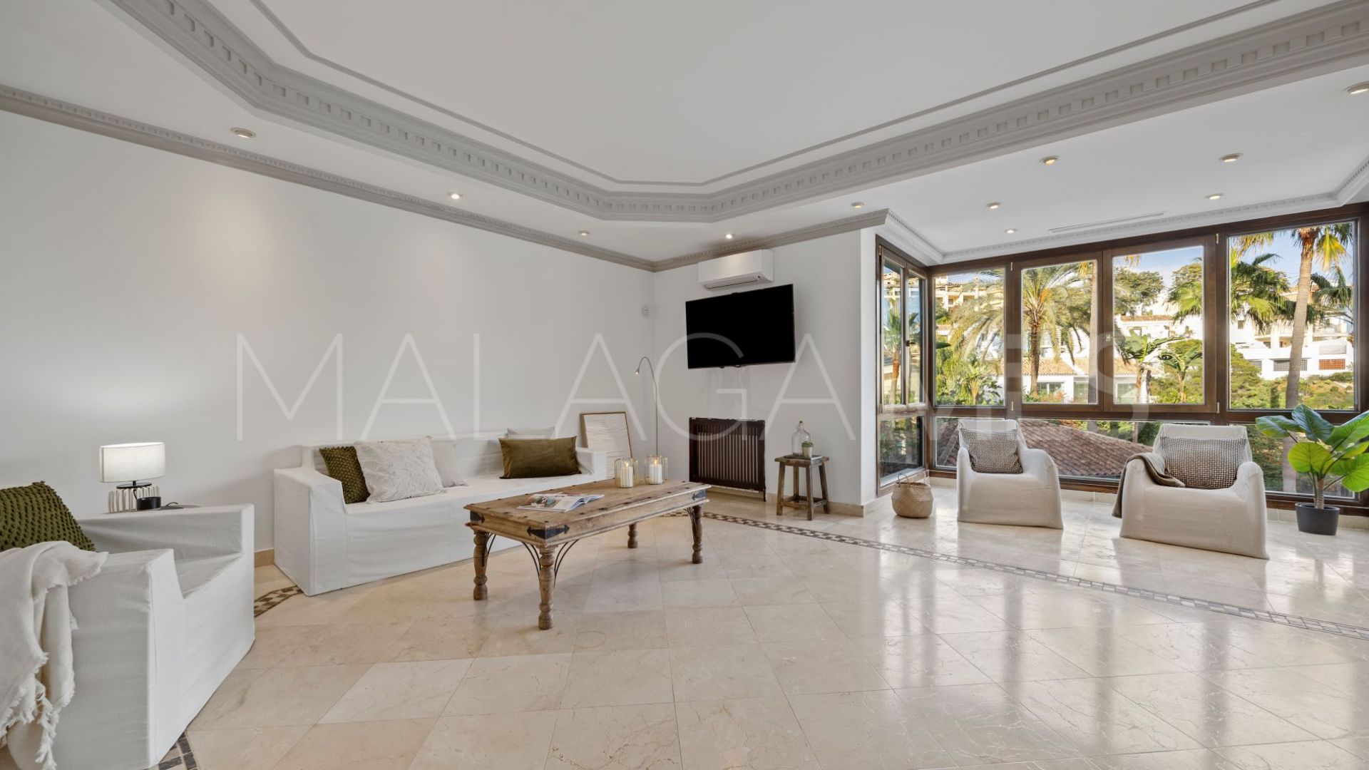Buy villa in Los Arqueros with 6 bedrooms