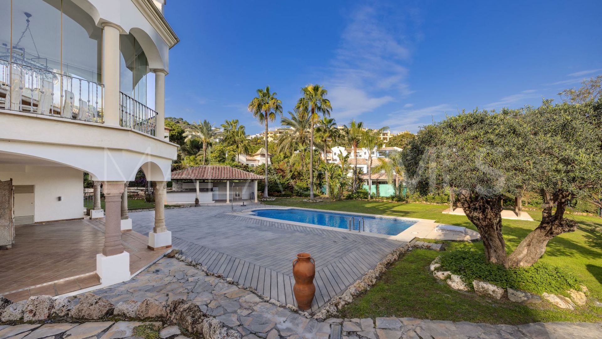 Buy villa in Los Arqueros with 6 bedrooms