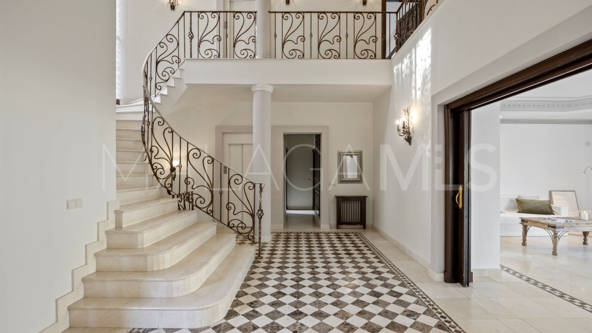 Buy villa in Los Arqueros with 6 bedrooms