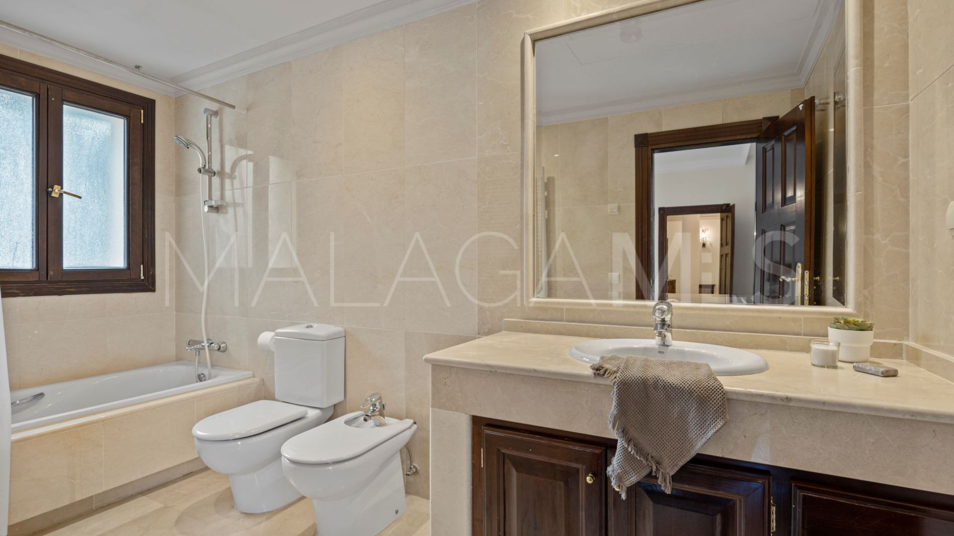 Buy villa in Los Arqueros with 6 bedrooms