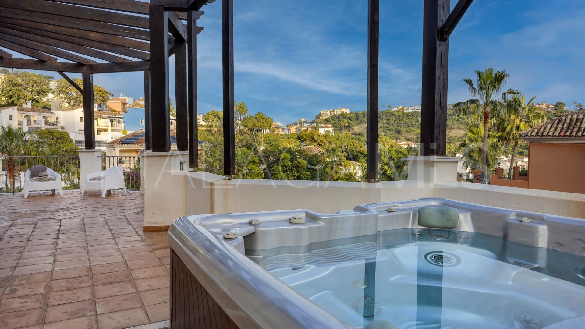 Buy villa in Los Arqueros with 6 bedrooms