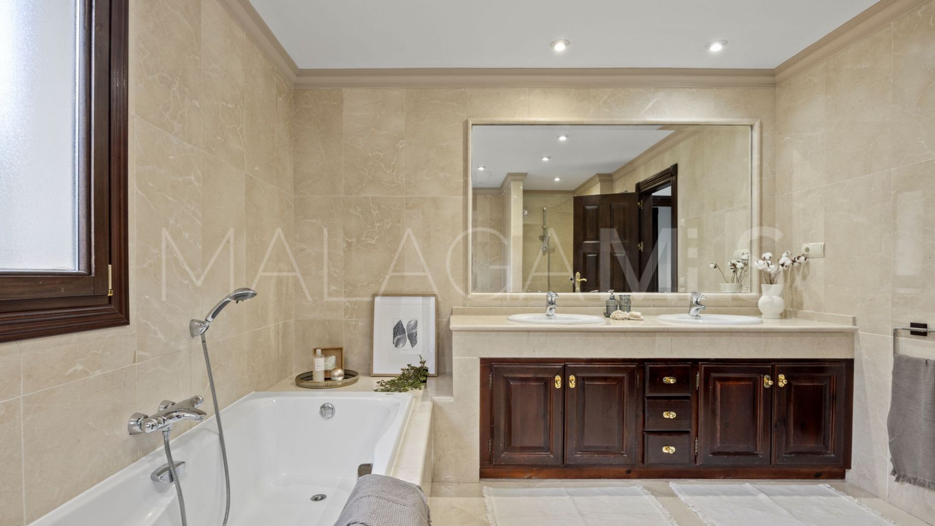 Buy villa in Los Arqueros with 6 bedrooms