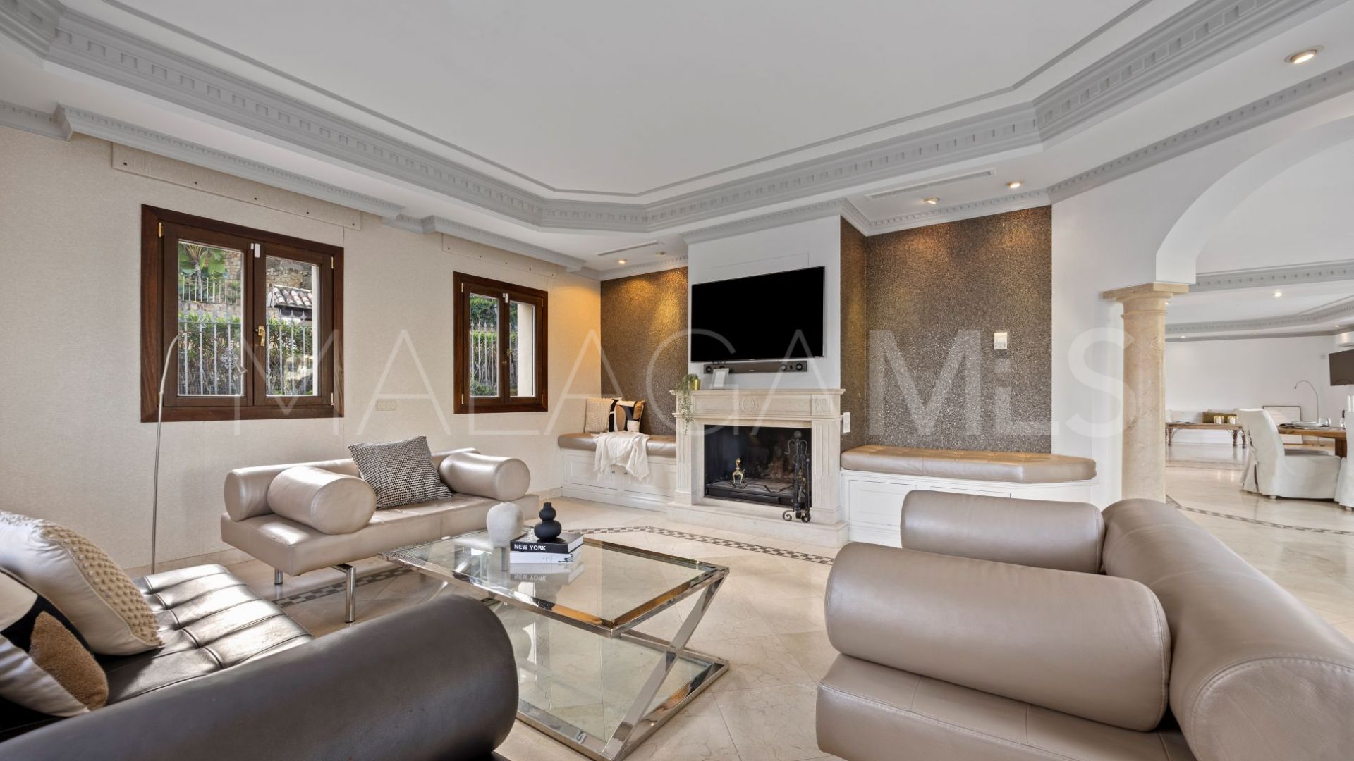 Buy villa in Los Arqueros with 6 bedrooms