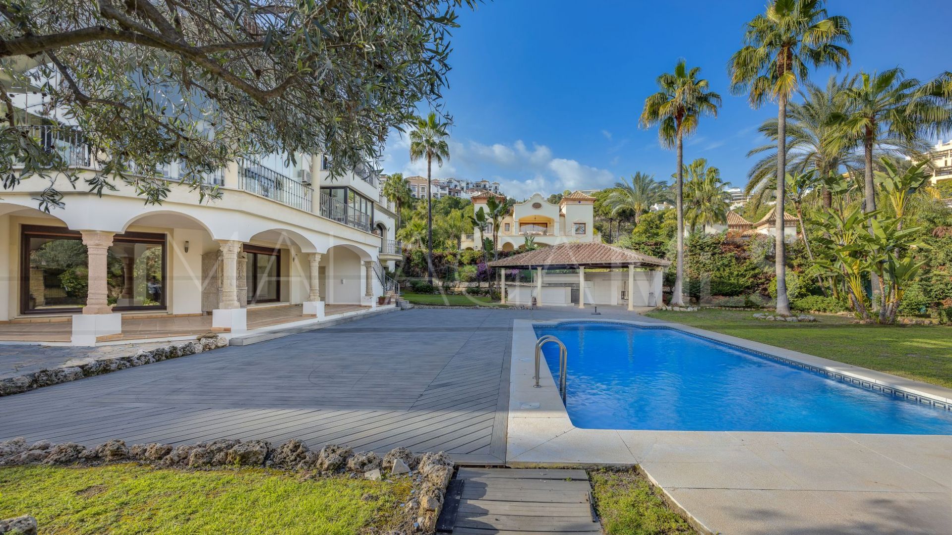 Buy villa in Los Arqueros with 6 bedrooms