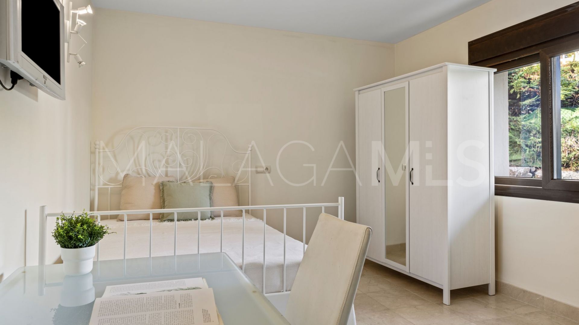 Buy villa in Los Arqueros with 6 bedrooms