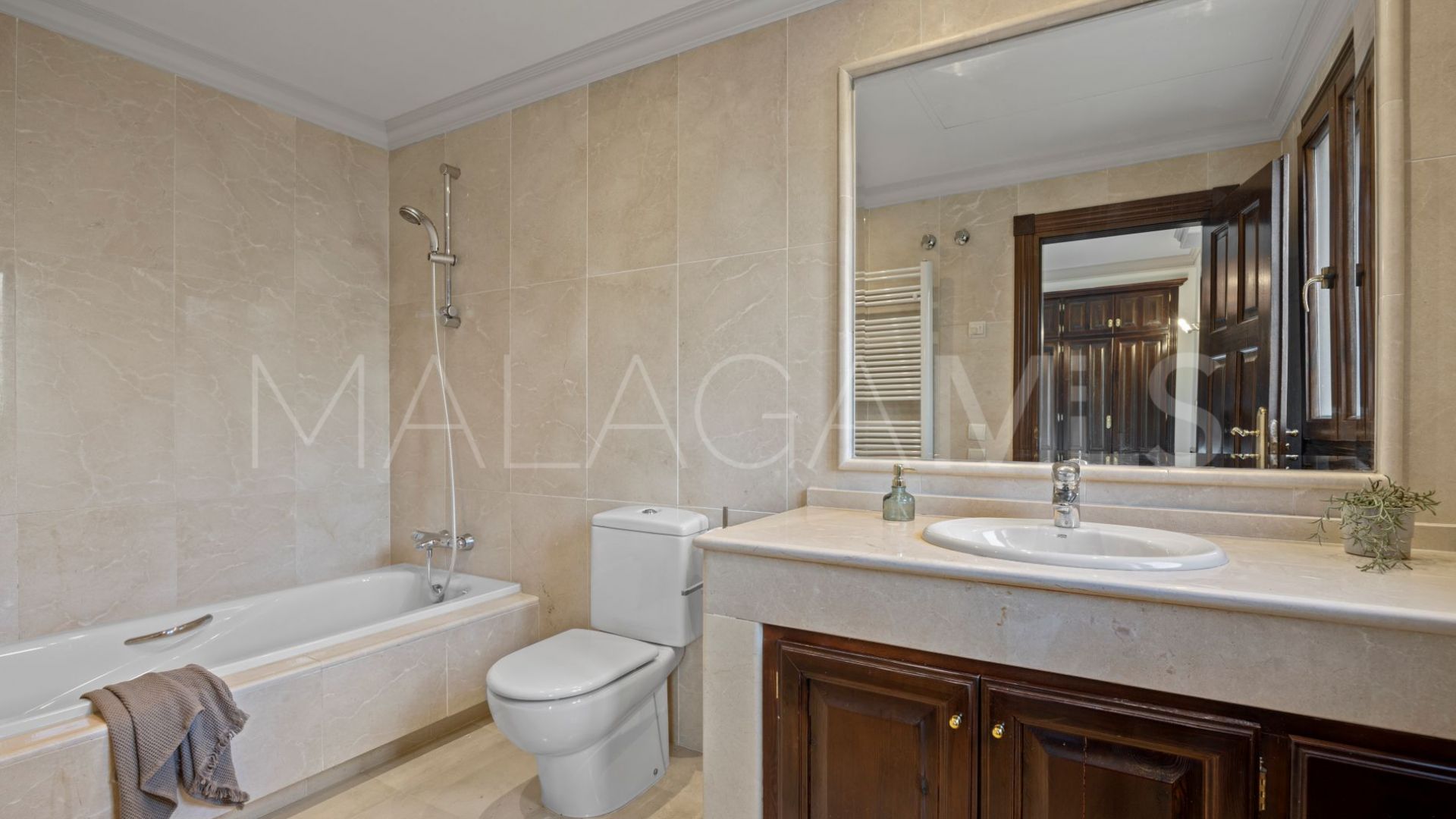 Buy villa in Los Arqueros with 6 bedrooms