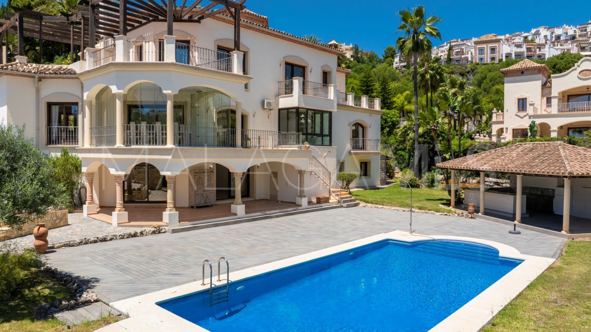 Buy villa in Los Arqueros with 6 bedrooms