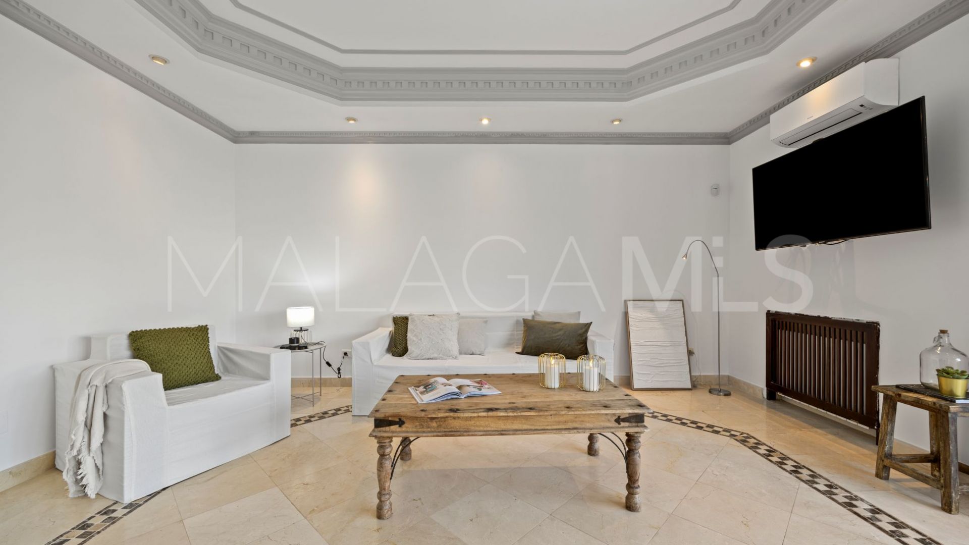 Buy villa in Los Arqueros with 6 bedrooms