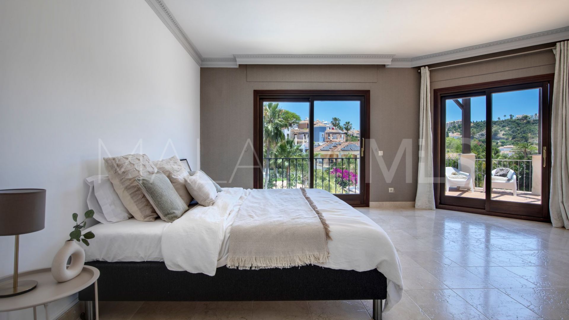 Buy villa in Los Arqueros with 6 bedrooms