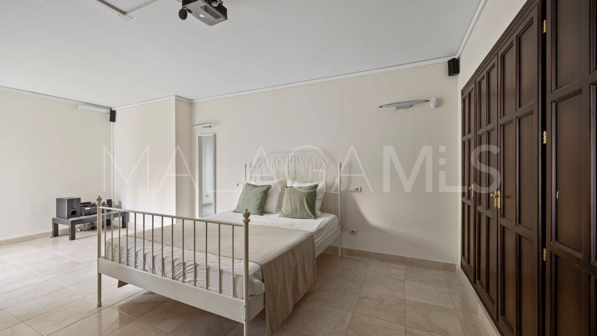 Buy villa in Los Arqueros with 6 bedrooms