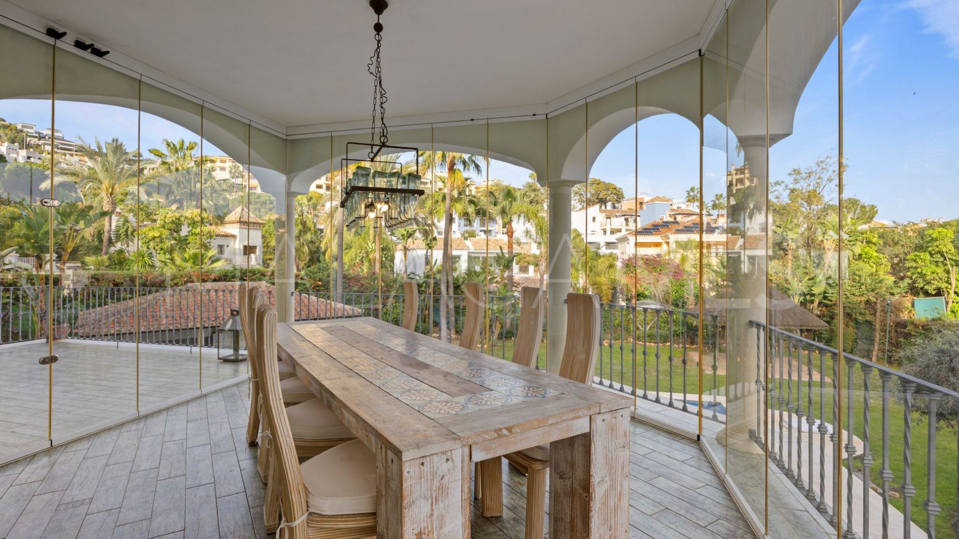 Buy villa in Los Arqueros with 6 bedrooms