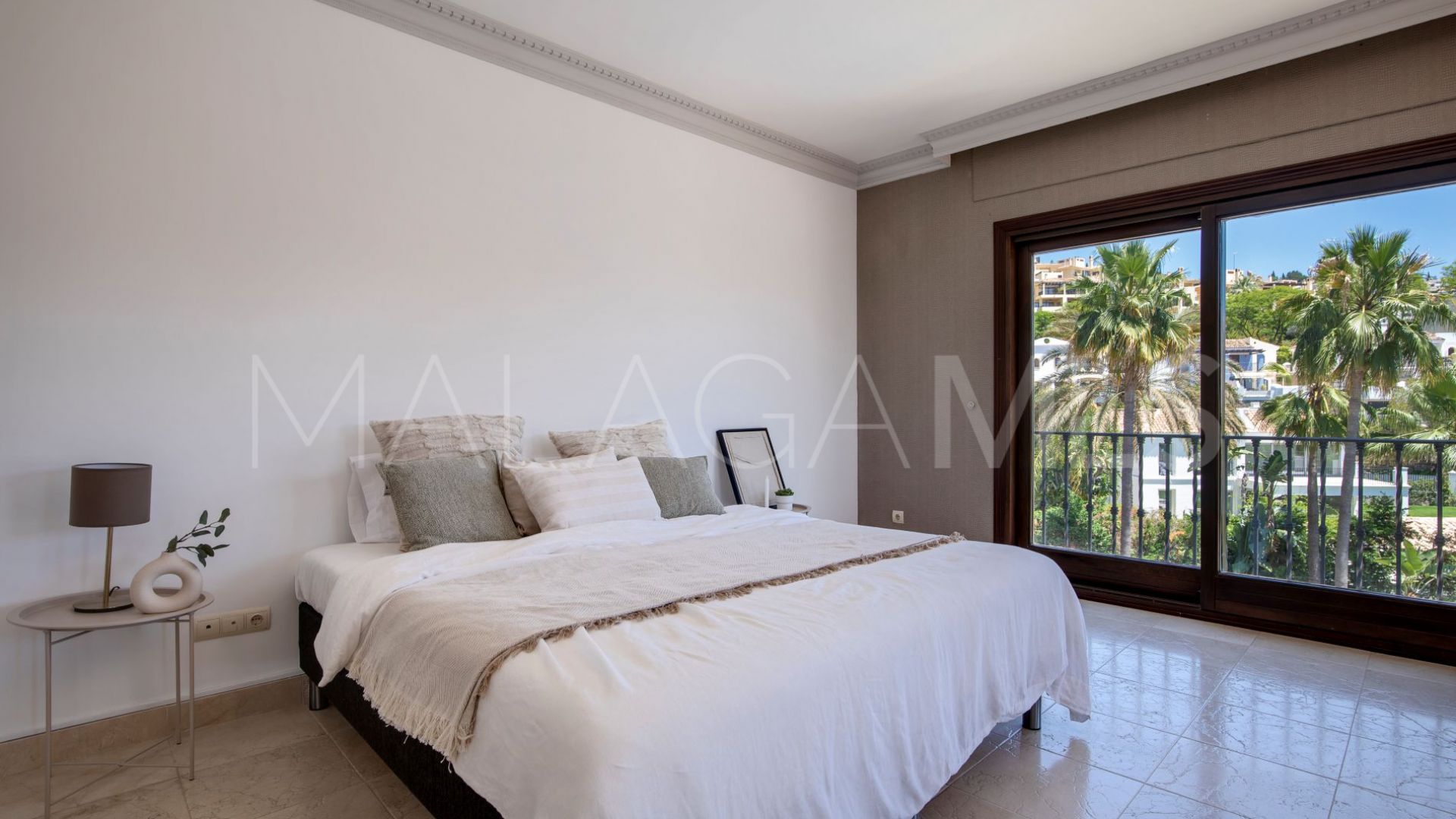 Buy villa in Los Arqueros with 6 bedrooms