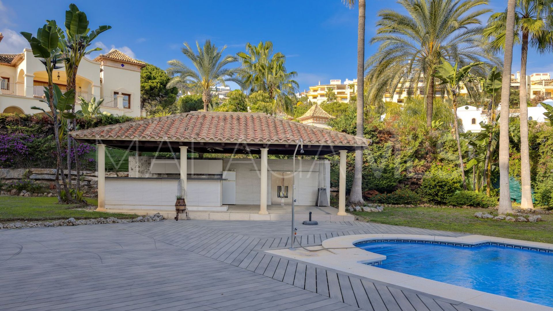 Buy villa in Los Arqueros with 6 bedrooms