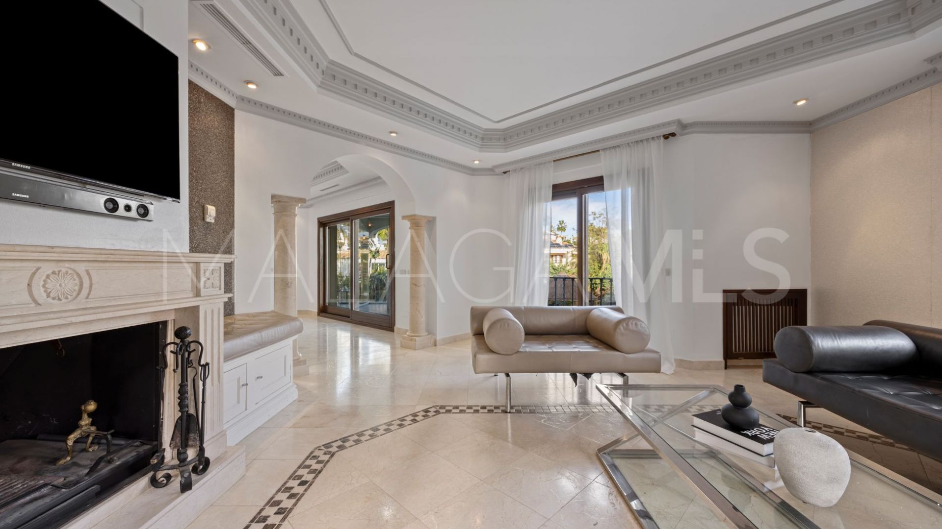 Buy villa in Los Arqueros with 6 bedrooms