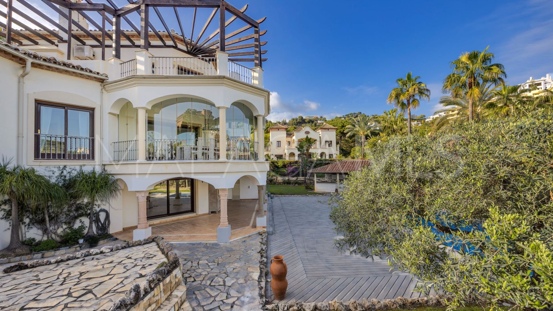 Buy villa in Los Arqueros with 6 bedrooms