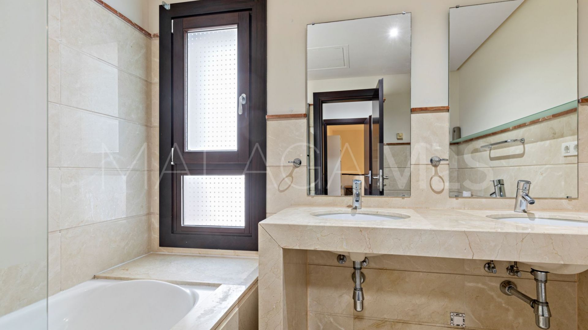 Buy adosado in El Casar with 4 bedrooms