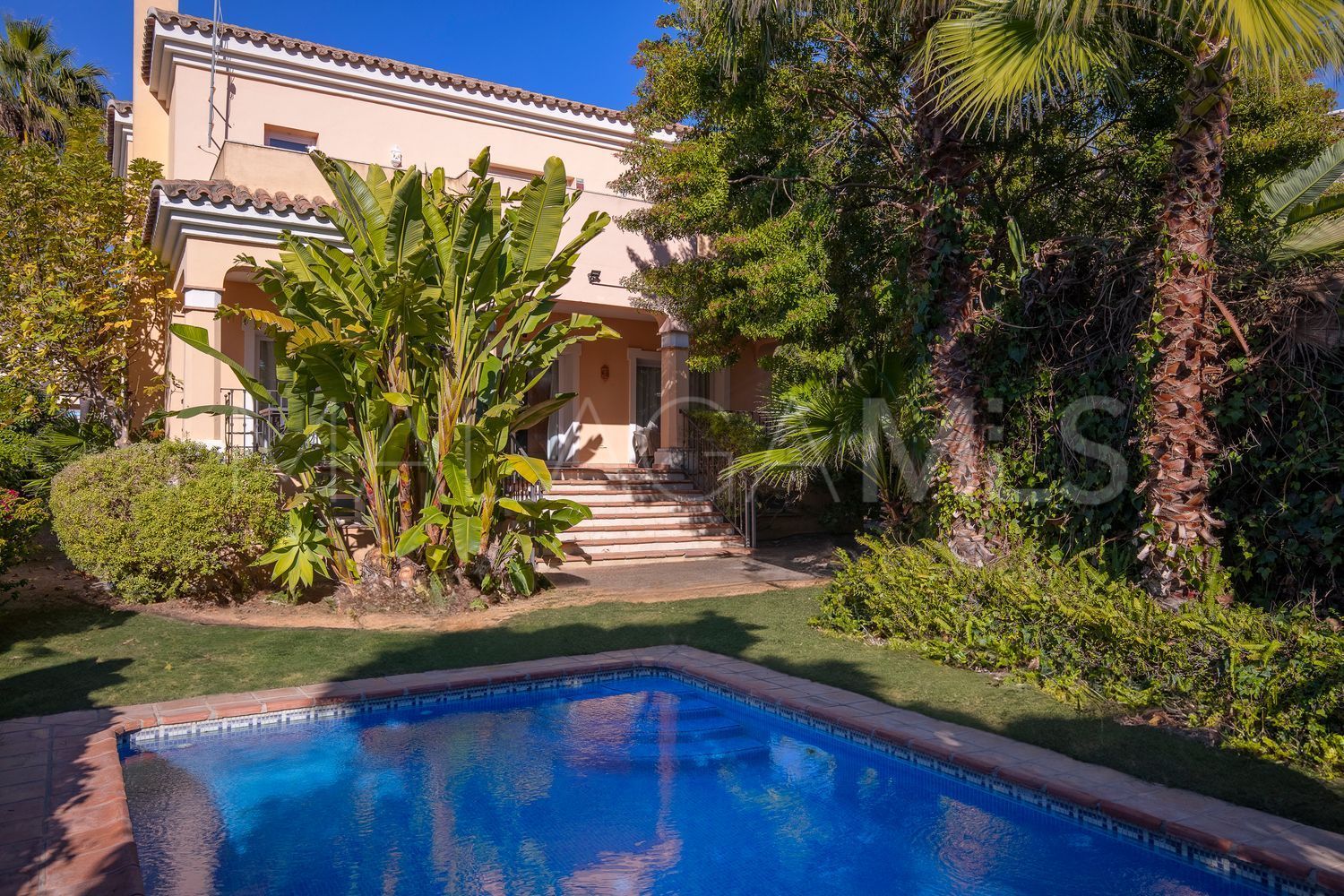 Villa for sale in Guadalmina Baja