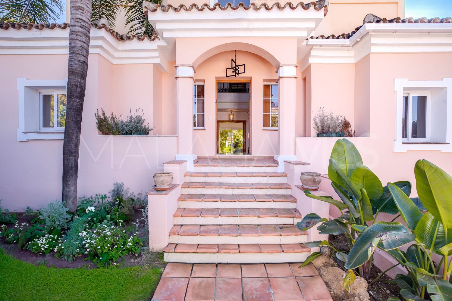 Villa for sale in Guadalmina Baja