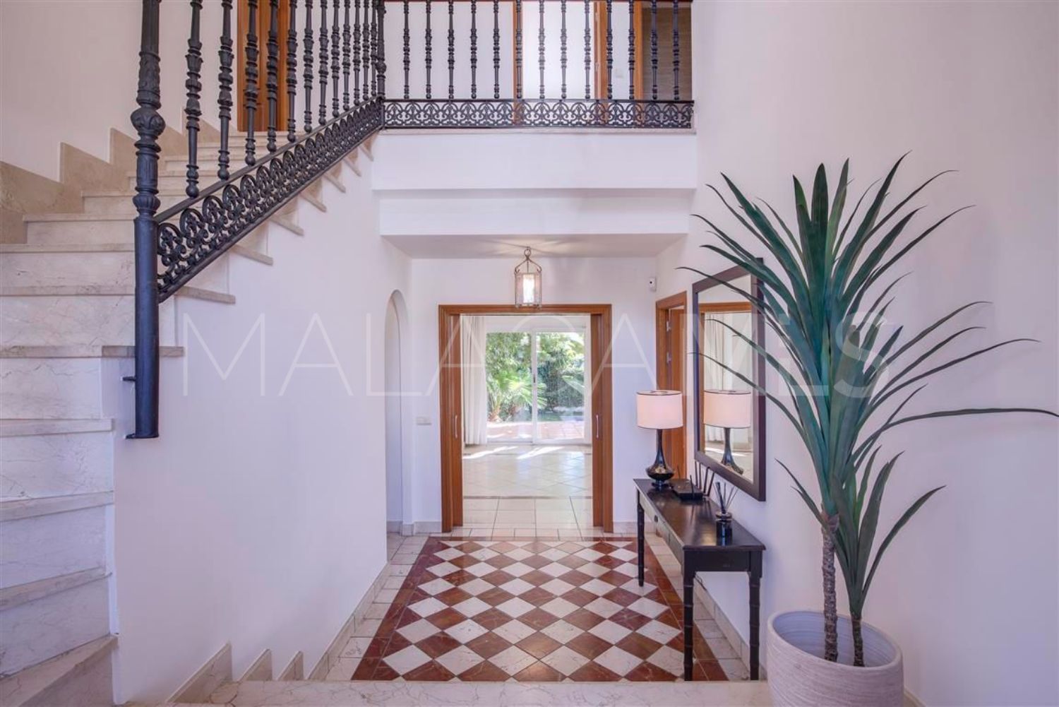 Villa for sale in Guadalmina Baja