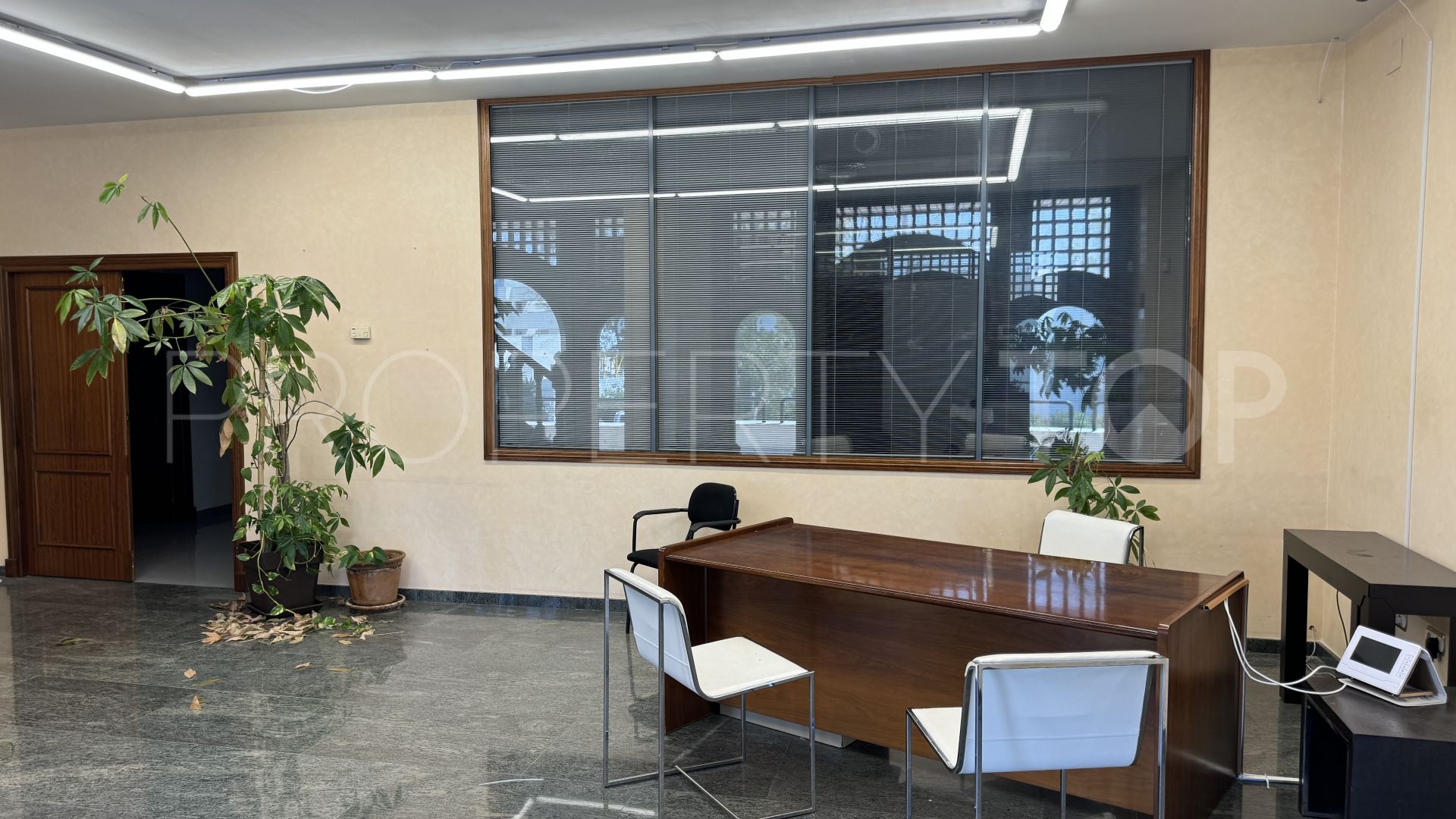 For sale office in Guadalmina Alta