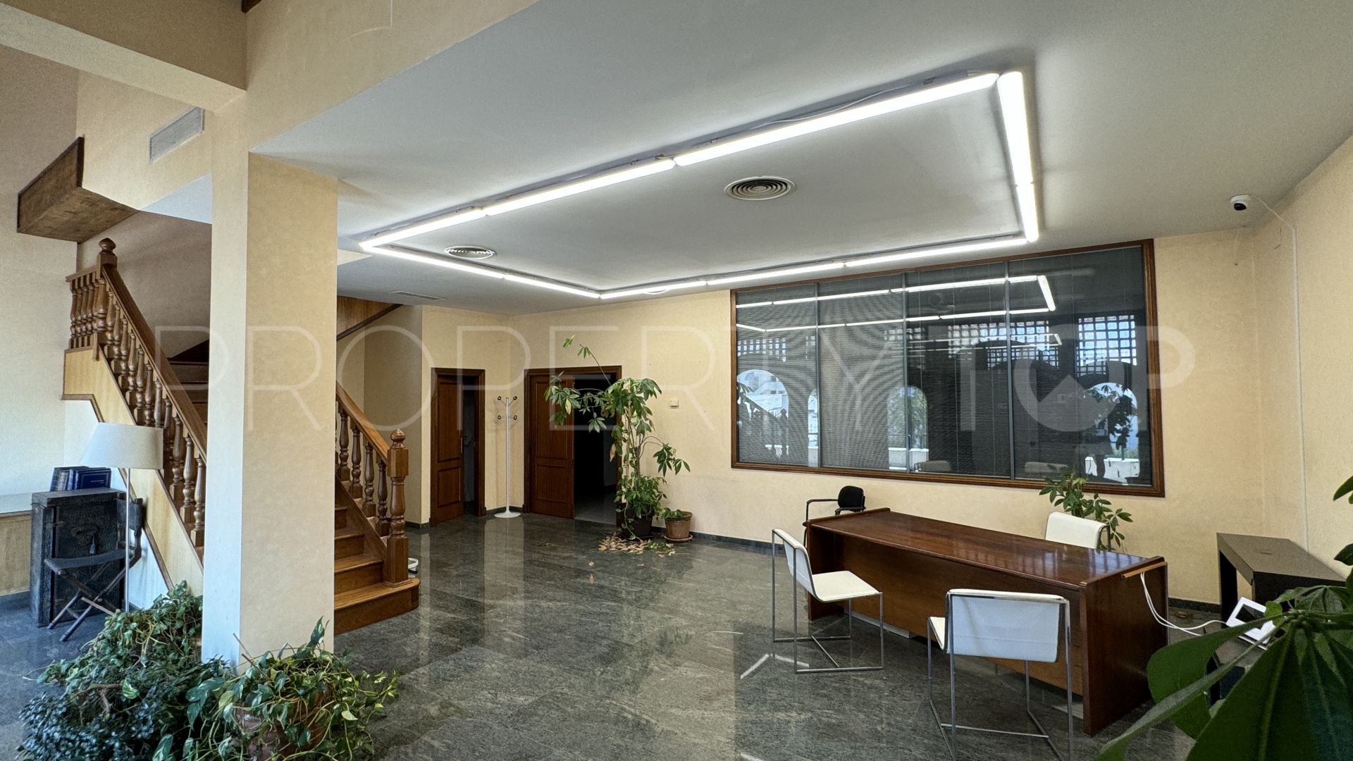 For sale office in Guadalmina Alta