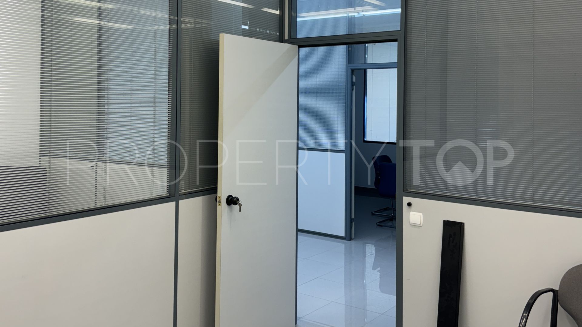 For sale office in Guadalmina Alta