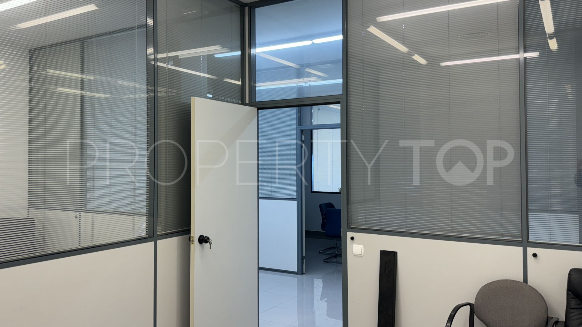 For sale office in Guadalmina Alta