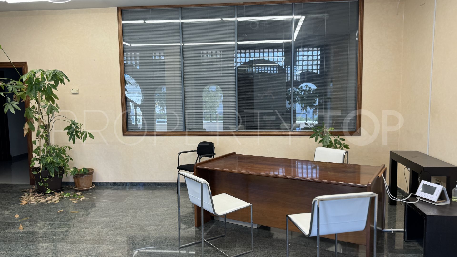 For sale office in Guadalmina Alta