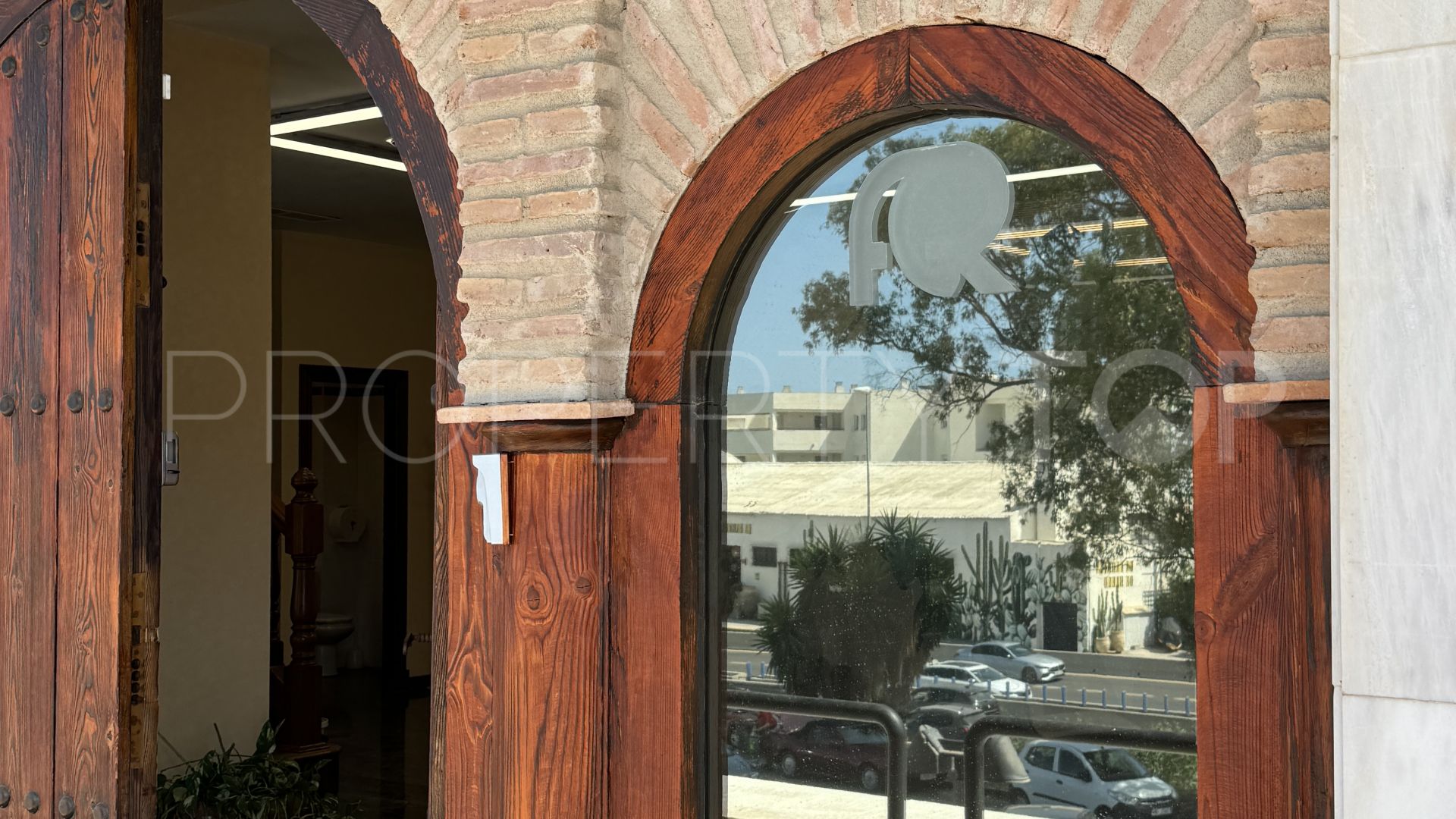 For sale office in Guadalmina Alta