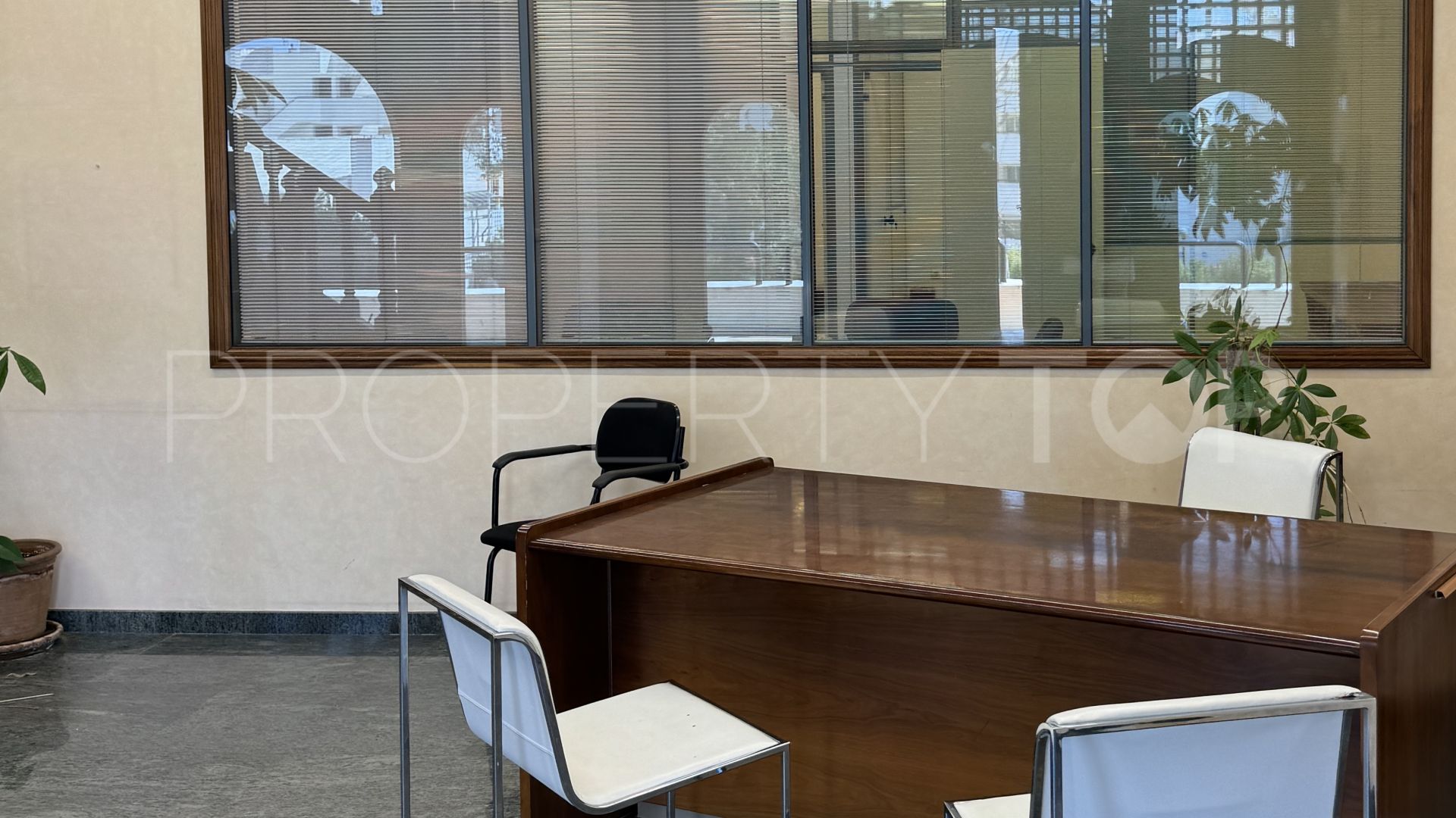 For sale office in Guadalmina Alta